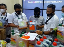 Polisi Ungkap Pemalsuan-Pengoplosan Cairan Racun Rumput di Jambi