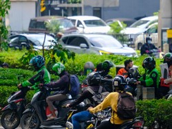 Selain untuk Putar Balik, Trotoar Depan Kuningan City Jadi Pangkalan Ojol