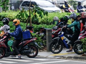 Pejalan Kaki Harap Penghalang Motor di Trotoar Kuningan Segera Dipasang