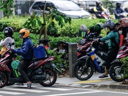 Pejalan Kaki Harap Penghalang Motor di Trotoar Kuningan Segera Dipasang