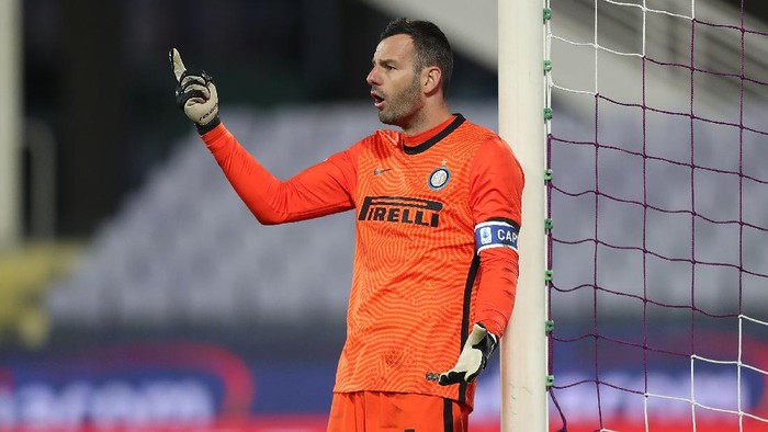 FLORENCE, ITALY - JANUARY 13: Samir Handanovic of FC Internazionale in action during the Coppa Italia match between ACF Fiorentina and FC Internazionale at Artemio Franchi on January 13, 2021 in Florence, Italy. Sporting stadiums around Italy remain under strict restrictions due to the Coronavirus Pandemic as Government social distancing laws prohibit fans inside venues resulting in games being played behind closed doors.  (Photo by Gabriele Maltinti/Getty Images)