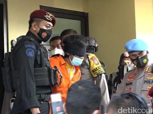 Dibawa ke Jakarta, Mata 22 Tersangka Teroris Jaringan JI di Jatim Ditutup Dibawa ke Jakarta, Mata 22 Tersangka Teroris Jaringan JI di Jatim Ditutup