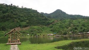 Kemping Yuk di Tepi Situ Rawa Gede, Bogor