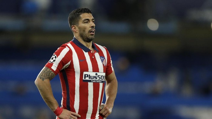 Atletico Madrids Luis Suarez gestures after he is tackled by Chelseas Kurt Zouma during the Champions League, round of 16, second leg soccer match between Chelsea and Atletico Madrid at the Stamford Bridge stadium, London, Wednesday, March 17, 2021. (AP Photo/Matt Dunham)