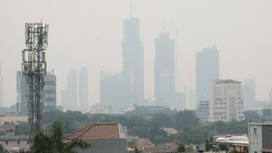 Potret Langit Jakarta Berkabut Siang Ini