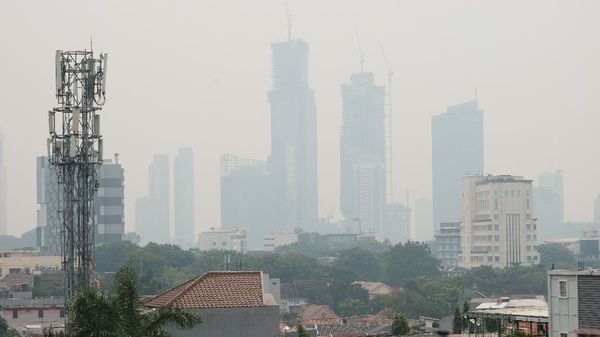 Potret Langit Jakarta Berkabut Siang Ini