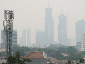 Potret Langit Jakarta Berkabut Siang Ini Potret Langit Jakarta Berkabut Siang Ini
