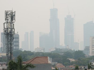 Potret Langit Jakarta Berkabut Siang Ini