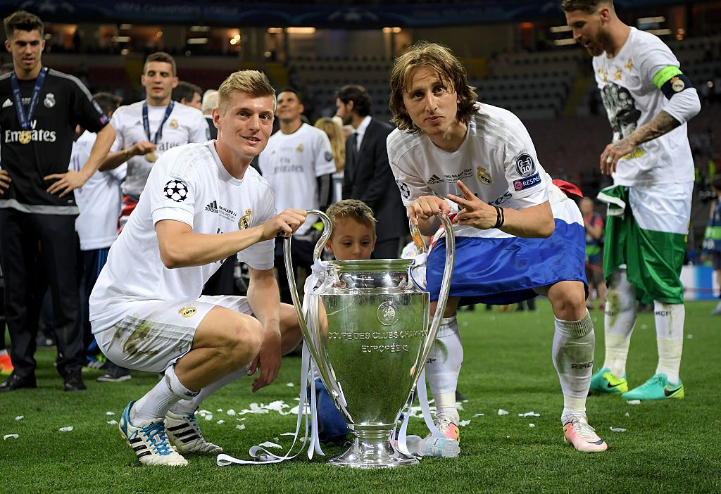 MILAN, ITALY - MAY 28:  Toni Kroos of Real Madrid and Luka Modric of Real Madrid celebrate with the Champions League trophy after the UEFA Champions League Final match between Real Madrid and Club Atletico de Madrid at Stadio Giuseppe Meazza on May 28, 2016 in Milan, Italy.  (Photo by Matthias Hangst/Getty Images)