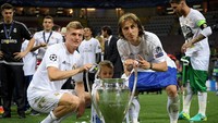 Duo gelandang Real Madrid yakni Luka Modric dan Toni Kroos sempat dirumorkan ditawar Arab Saudi. Mereka setia bersama Madrid (Getty Images/Matthias Hangst)