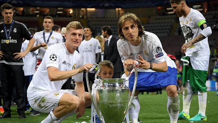 Toni Kroos, Luka Modric MILAN, ITALY - MAY 28: Toni Kroos of Real Madrid and Luka Modric of Real Madrid celebrate with the Champions League trophy after the UEFA Champions League Final match between Real Madrid and Club Atletico de Madrid at Stadio Giuseppe Meazza on May 28, 2016 in Milan, Italy. (Photo by Matthias Hangst/Getty Images)