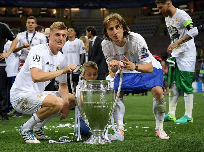 MILAN, ITALY - MAY 28:  Toni Kroos of Real Madrid and Luka Modric of Real Madrid celebrate with the Champions League trophy after the UEFA Champions League Final match between Real Madrid and Club Atletico de Madrid at Stadio Giuseppe Meazza on May 28, 2016 in Milan, Italy.  (Photo by Matthias Hangst/Getty Images)