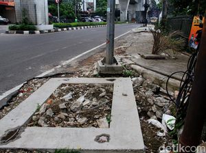 Trotoar Jalan Woltermonginsidi Jaksel Menanti Ditata Pemprov DKI Trotoar Jalan Woltermonginsidi Jaksel Menanti Ditata Pemprov DKI