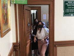 Ditanya Alasan Gugat Cerai, Wulan Guritno Minta Doa