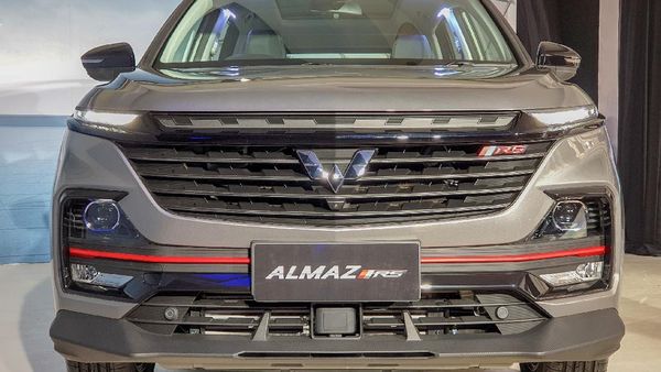 Wujud Wuling Almaz RS: Bisa Dihidupkan Lewat HP dan Nyetir Sendiri