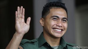 Aprilia Manganang Ganteng Berseragam Jalani Sidang Pergantian Jenis Kelamin