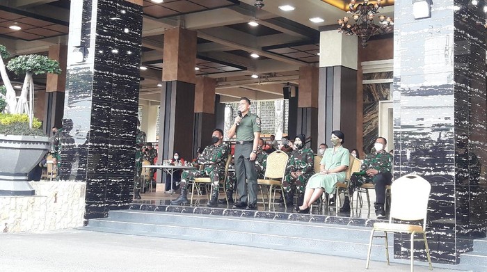 Aprilio Perkasa Manganang menangis bahagia (Foto: Ilman/detikcom)