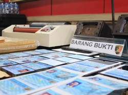 WNA Ukraina Pemilik KTP Bali Diserahkan dari Polda Bali ke Kejari WNA Ukraina Pemilik KTP Bali Diserahkan dari Polda Bali ke Kejari