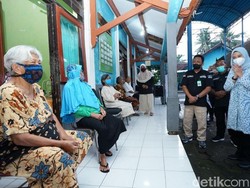 Banyuwangi Jemput Bola Vaksinasi COVID-19 untuk Lansia dan Disabilitas