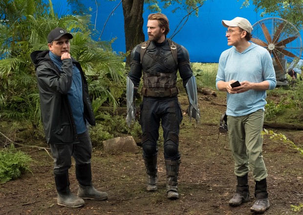 Chris Evans danRusso Brothers/newslanded.com Chris Evans bersama Russo Brothers sutradara film The Grey Man. ini menandai kelima kalinya kolaborasi Russo Brothers dengan Evans setelah Marvel Cinematic Universe.