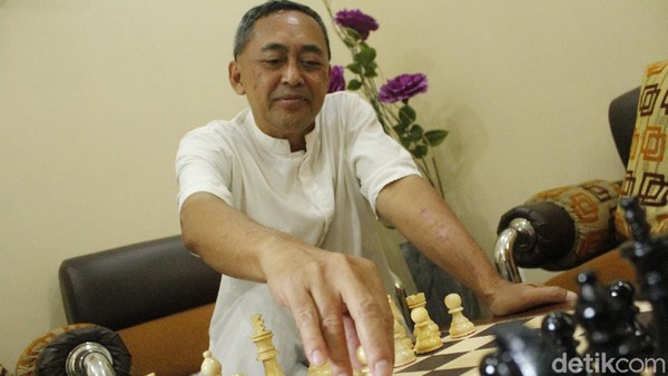 Dadang Subur, Dewa Kipas, bersiap menghadapi GM Wanita Irene Kharisma.