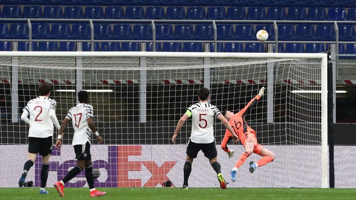 MILAN, ITALY - MARCH 18: Dean Henderson of Manchester United makes a save during the UEFA Europa League Round of 16 Second Leg match between AC Milan and Manchester United at San Siro on March 18, 2021 in Milan, Italy. Sporting stadiums around Europe remain under strict restrictions due to the Coronavirus Pandemic as Government social distancing laws prohibit fans inside venues resulting in games being played behind closed doors. (Photo by Marco Luzzani/Getty Images)