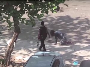 Detik-detik Polisi Myanmar Tendang-Paksa Warga Merangkak