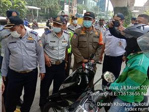 Dishub Gebah Pemotor yang Putar Balik di Trotoar Depan Mal Kuningan City