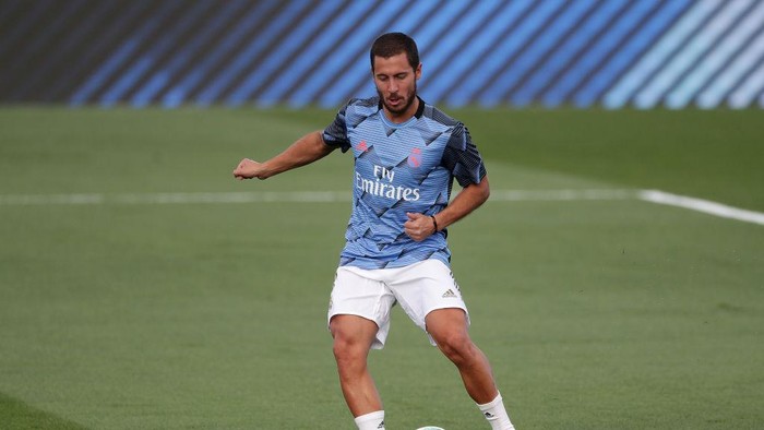 MADRID, SPAIN - JUNE 14: Eden Hazard of Real Madrid warms up ahead of the Liga match between Real Madrid CF and SD Eibar SAD at Estadio Alfredo Di Stefano on June 14, 2020 in Madrid, Spain. (Photo by Gonzalo Arroyo Moreno/Getty Images)