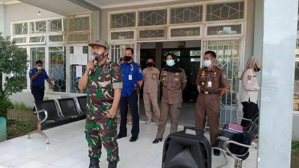Foto beredar di media sosial saat Kasatpol PP Takalar Muhammad Alwi memimpin apel menggunakan seragam loreng (dok. Istemewa). Foto beredar di media sosial saat Kasatpol PP Takalar Muhammad Alwi memimpin apel menggunakan seragam loreng (dok. Istemewa).