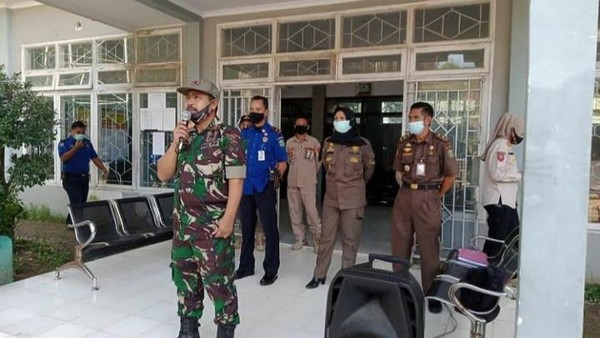 Foto beredar di media sosial saat Kasatpol PP Takalar Muhammad Alwi memimpin apel menggunakan seragam loreng (dok. Istemewa).