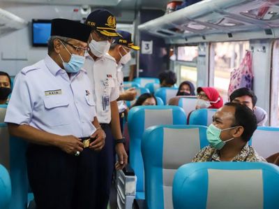 Gaya Said Aqil Blusukan di Stasiun Senen
