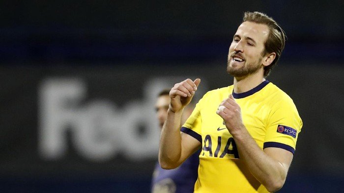 Tottenhams Harry Kane reacts after a missed scoring opportunity during the Europa League round of 16 second leg soccer match between Dinamo Zagreb and Tottenham Hotspur at the Maksimir stadium in Zagreb, Croatia, March 18, 2021. (AP Photo/Darko Bandic)