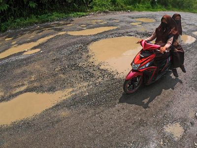 Jalan Lintas Sumatera di Sijunjung Rusak