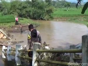 Baru 3 Tahun Dibangun, Jembatan Penghubung 3 Desa di Sumedang Ambruk