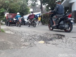 Tolong! Jl Terusan Kecubung Barat di Malang Rusak
