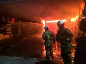 Ruko di Pasar Rebo Jaktim Terbakar, 6 Unit Damkar Dikerahkan