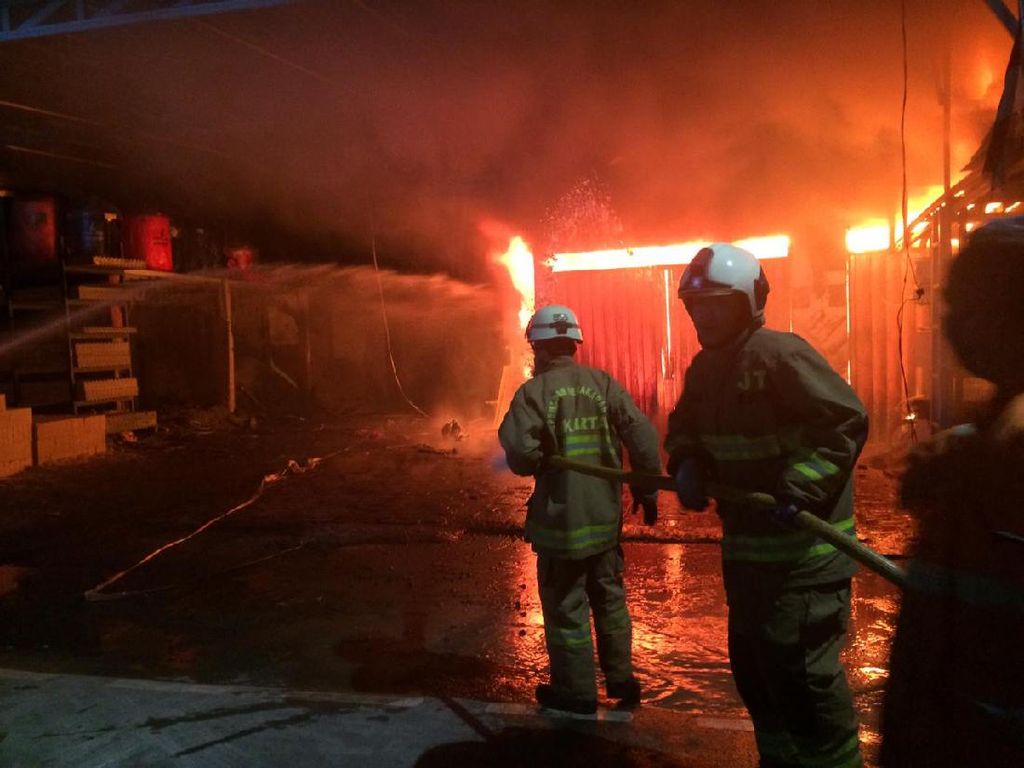 Ruko di Pasar Rebo Jaktim Terbakar, 6 Unit Damkar Dikerahkan Ruko di Pasar Rebo Jaktim Terbakar, 6 Unit Damkar Dikerahkan