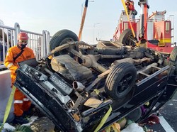 Pikap Angkut Buah Terbalik di Suramadu, Satu Orang Tewas