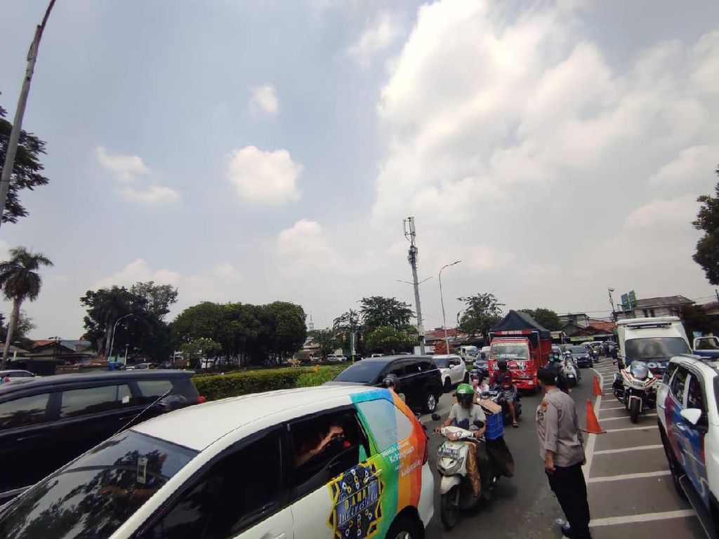 Sidang HRS Digelar, Arus Lalin di Depan PN Jaktim Tersendat Sidang HRS Digelar, Arus Lalin di Depan PN Jaktim Tersendat