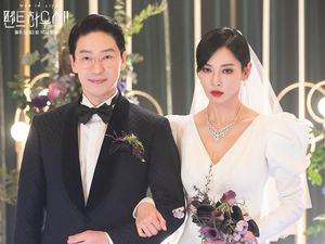 Foto: Pasangan Licik The Penthouse 2 Menikah, Kim So Yeon Nangis Foto: Pasangan Licik The Penthouse 2 Menikah, Kim So Yeon Nangis