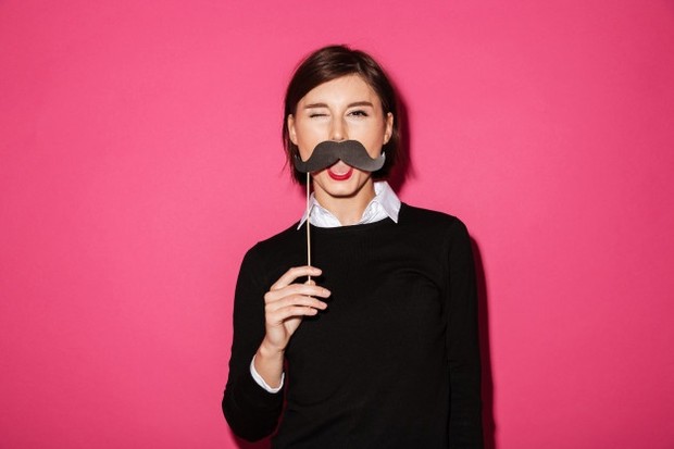 Kumis pada wanita/ Sumber: Freepik.com Kondisi pertumbuhan rambut wajah pada wanita biasanya dikenal dengan hirsutisme, yaitu istilah untuk menggambarkan pertumbuhan rambut yang berlebih pada wanita.