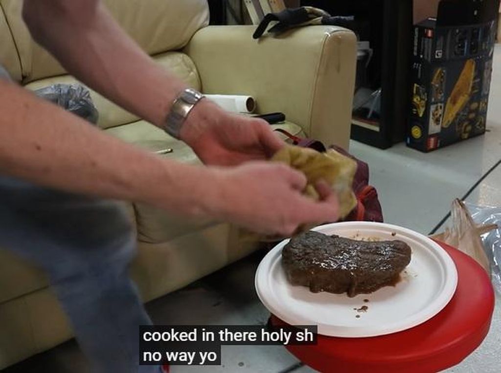 Wow! Pria Ini Berhasil Masak Steak dengan Cara Dipukul Selama 8 Jam