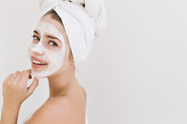 Masker wajah/ Sumber: Freepik.com Dengan menggunakan masker secara teratur, kamu dapat memastikan bahwa produk pengencang, pelembab, dan pelindung kulit semuanya akan bekerja lebih baik.