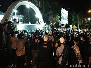 Malam Ini, Pendukung HRS Ramai-ramai Geruduk PN dan Kejari Ciamis