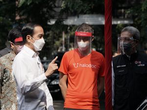 Momen Jokowi Tinjau Vaksinasi COVID-19 di Bogor