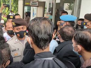 Momen Pengacara Habib Rizieq Tertahan di PN Jakarta Timur!