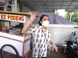 Bantu Pedagang Kecil, Nagita Slavina Borong Jajanan SD Segerobaknya