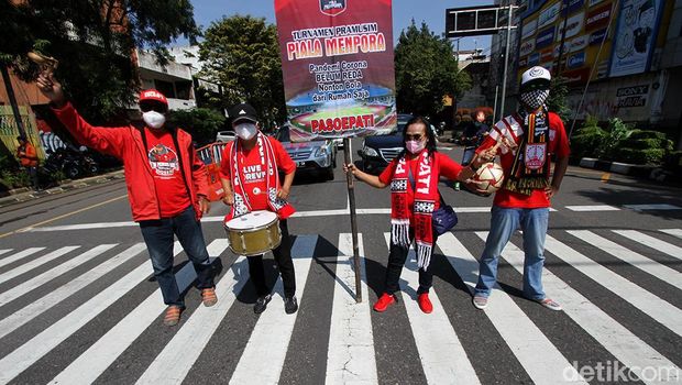 Sejumlah suporter Persis Solo berkumpul diperempatan Ngarsopuro untuk mengkampanyekan nonton Piala Menpora di rumah saat pandemi.