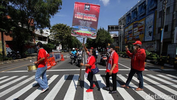 Pasoepati Kampanyekan Nonton Piala Menpora di Rumah Sejumlah suporter Persis Solo berkumpul diperempatan Ngarsopuro untuk mengkampanyekan nonton Piala Menpora di rumah saat pandemi.